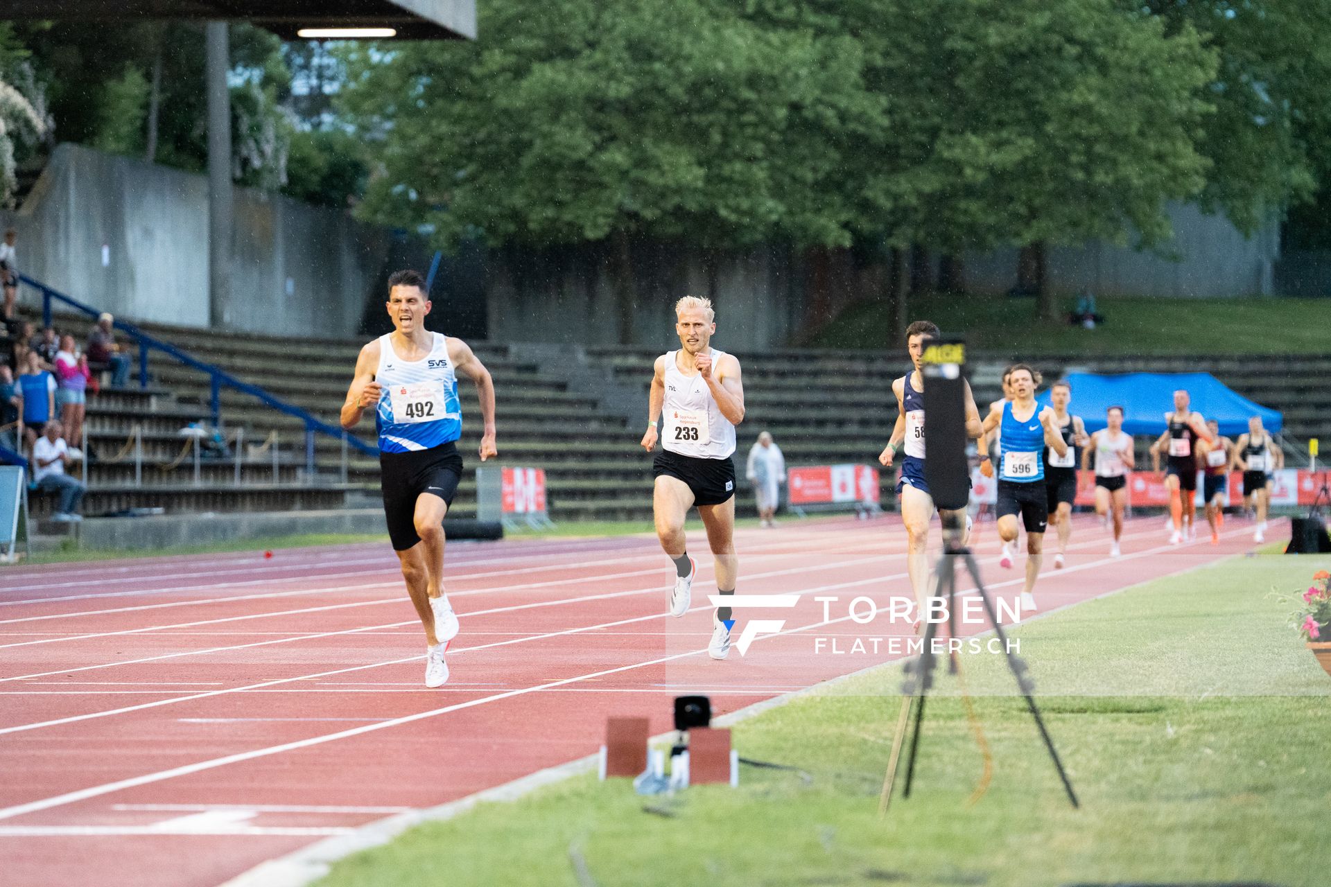 Raphael Pallitsch (SVS Leichtathletik), Florian Bremm (TV Leutershausen) am 03.06.2022 waehrend der Sparkassen Gala in Regensburg